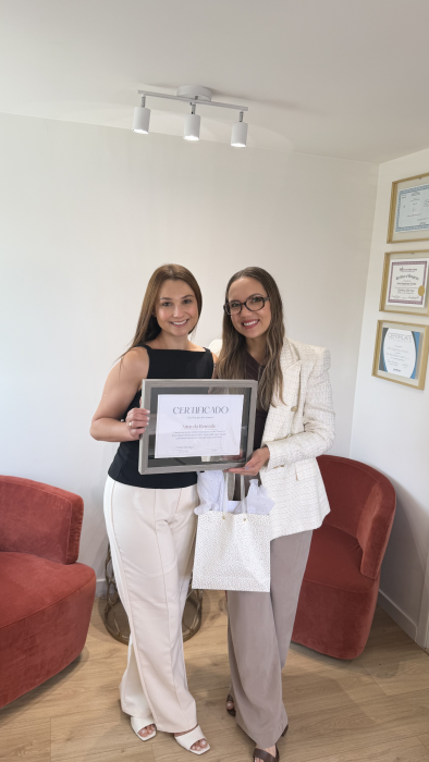 Aline e aluna com certificado Excellence Brows