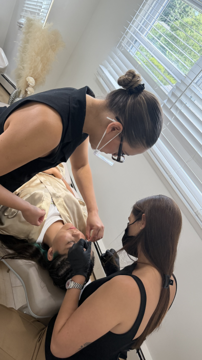 Aluna realizando atendimento com orientação durante o curso
